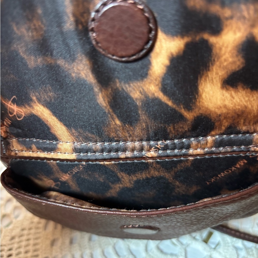 B. Makowsky Elegant Brown Pebbled Leather Crossbody Bag with Gold Details - Picture 5 of 11